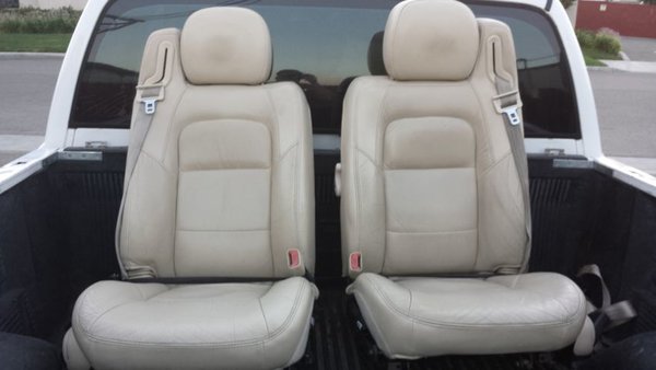 Seats from a 2002 Chrysler Sebring Vert...