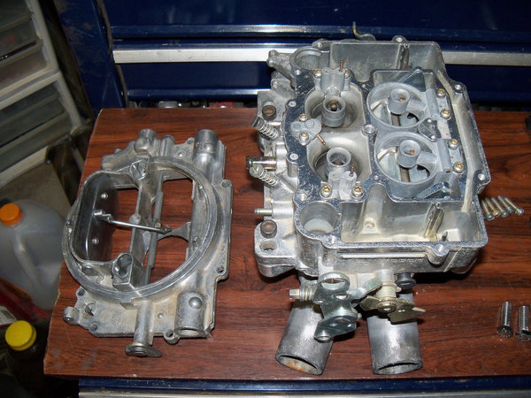 Edelbrock 600 CFM. The monster! A bit much for this engine, but it can be tuned.